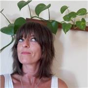 Profesora cualificada por Yoga Alliance en distintas disciplinas de yoga que adapto a las necesidades de cada alumno